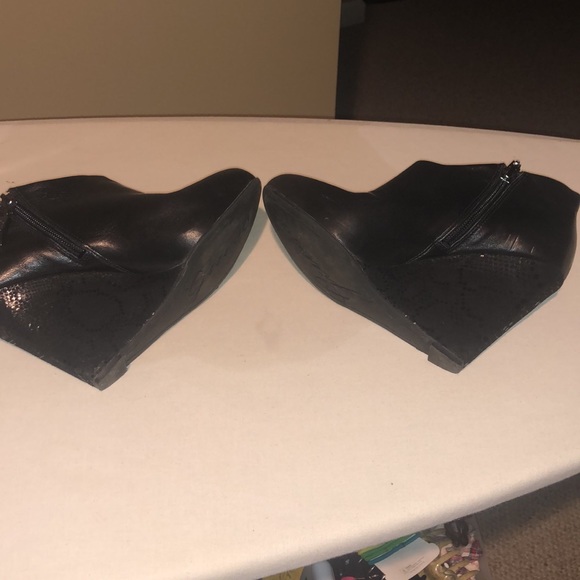 Guess black booties with snake print on the heel. - Picture 4 of 9